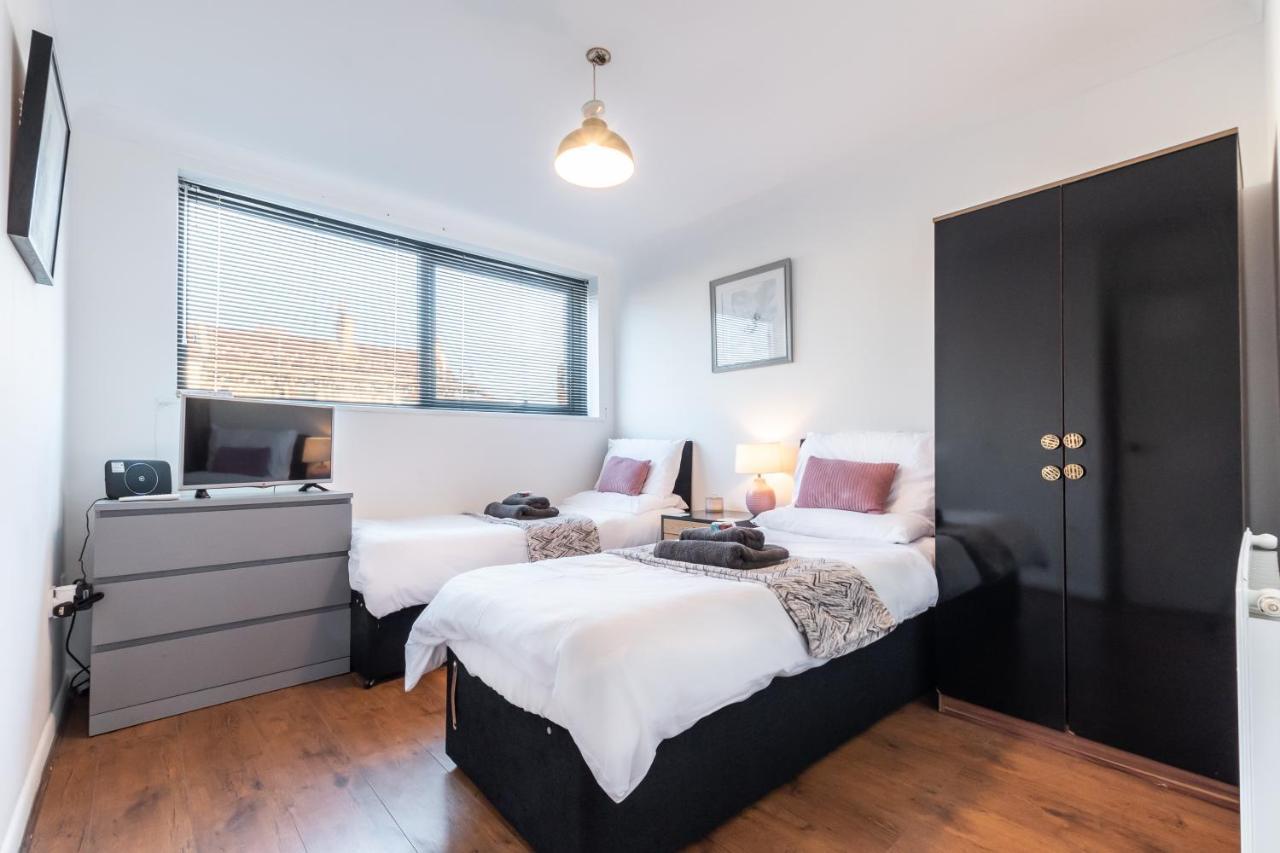 Southsea Contractor Haven: Flexible Beds & Smart Tvs