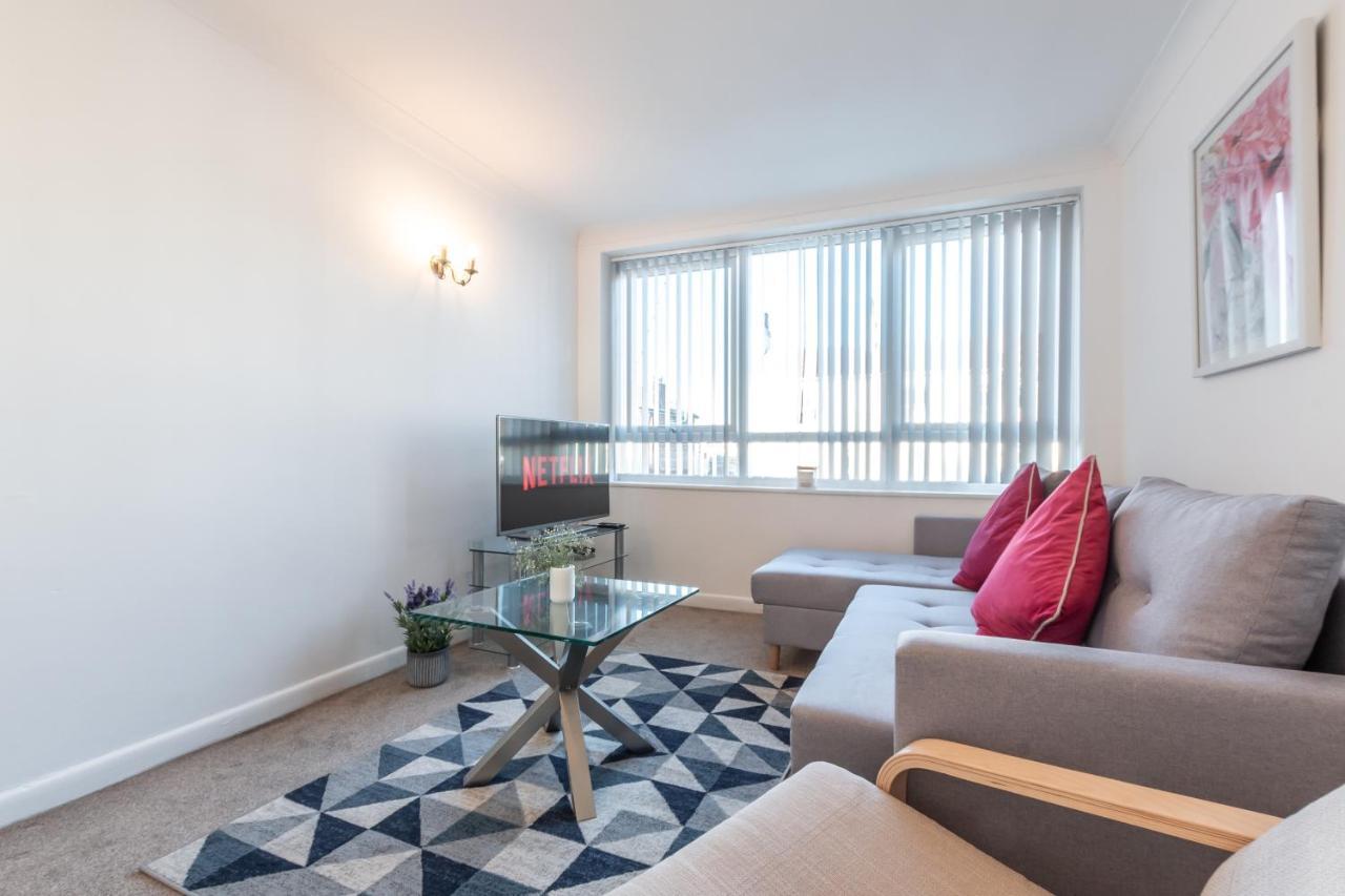 Southsea Contractor Haven: Flexible Beds & Smart Tvs Apartment
