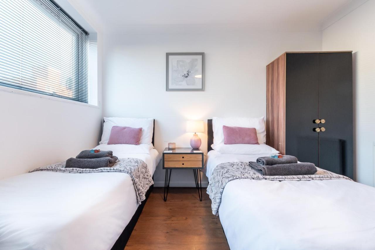 Southsea Contractor Haven: Flexible Beds & Smart Tvs *