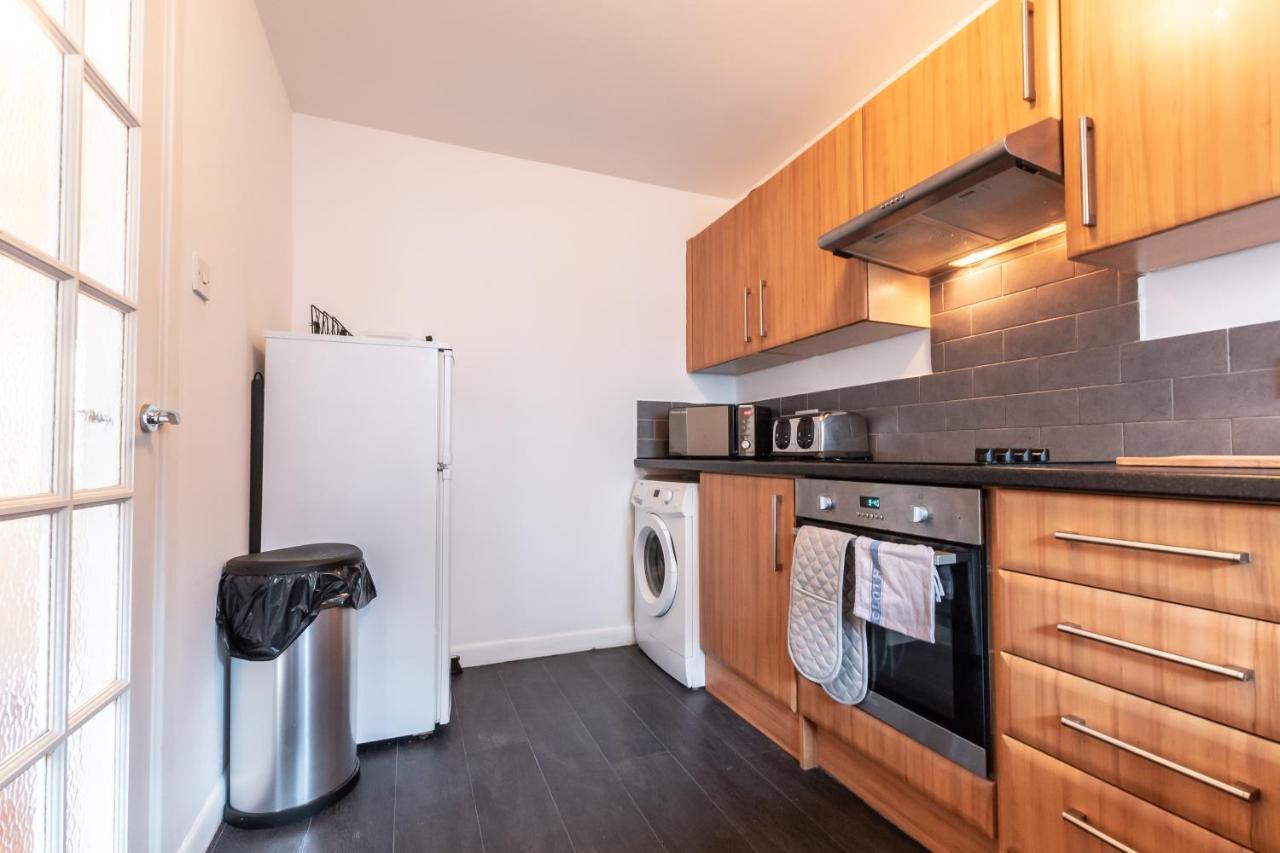 Southsea Contractor Haven: Flexible Beds & Smart Tvs Apartment
