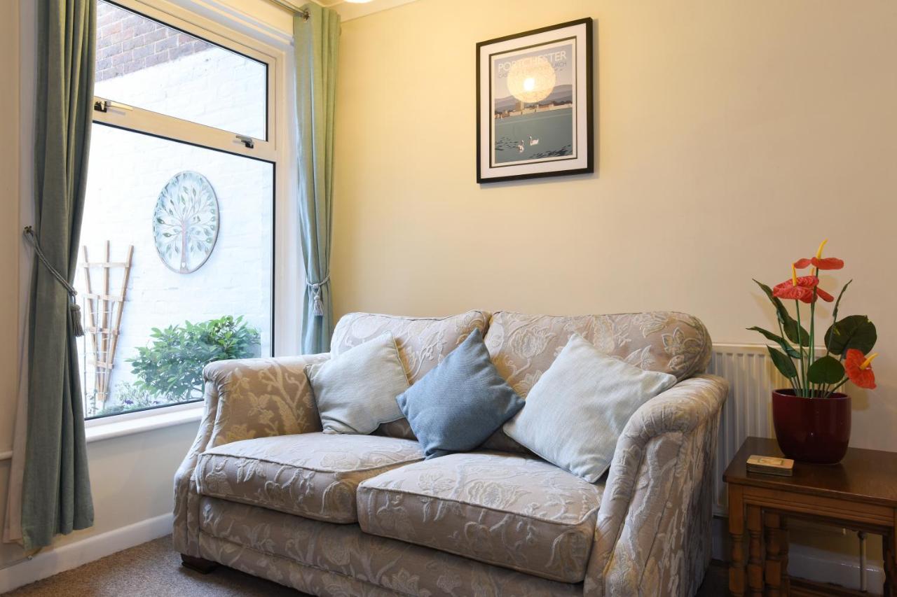 Pass The Keys 3bed Family With Direct Water Access, Sleeps 6 Holiday home Portsmouth