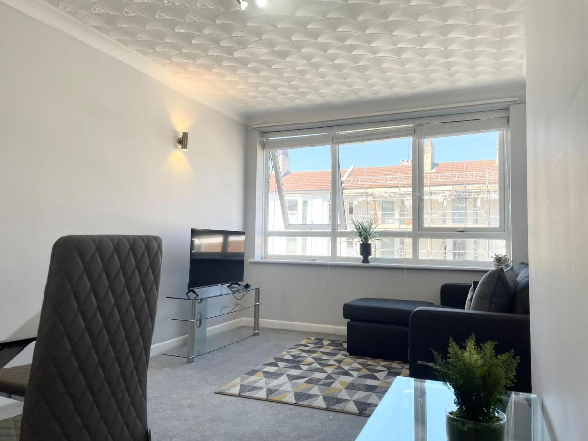 Best Price! Wonderful 2 Bedroom, 2 Superkings Or 4 Singles, Fantastic Location & Free Parking! Apartment *