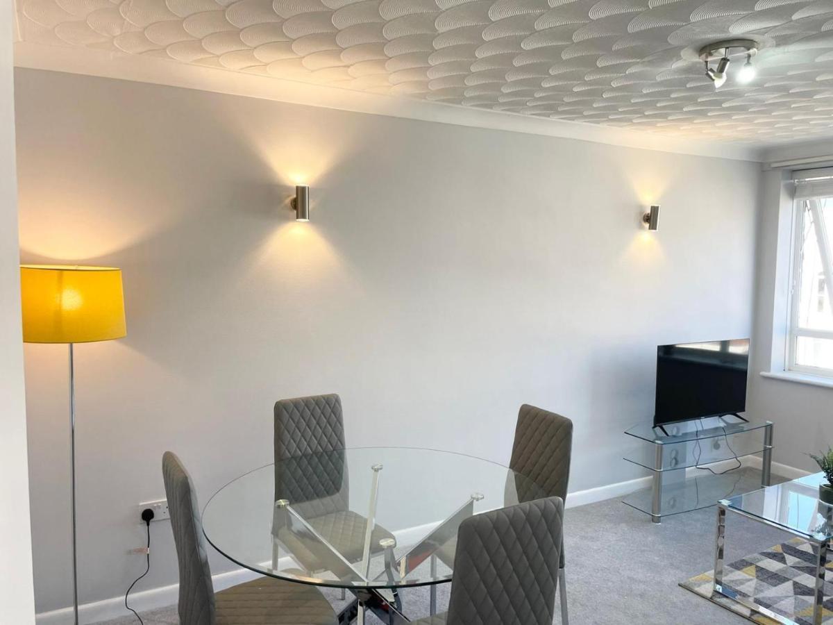 Apartment Best Price! Wonderful 2 Bedroom, 2 Superkings Or 4 Singles, Fantastic Location & Free Parking! *