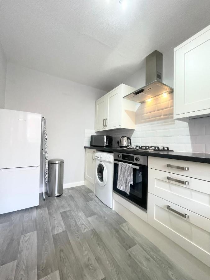 Apartment Best Price! Wonderful 2 Bedroom, 2 Superkings Or 4 Singles, Fantastic Location & Free Parking! Portsmouth