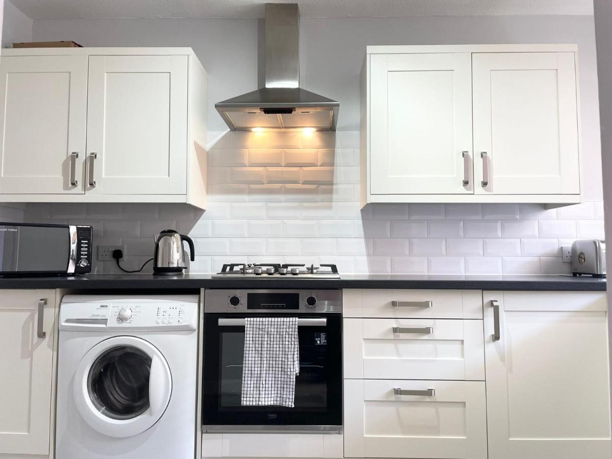 Best Price! Wonderful 2 Bedroom, 2 Superkings Or 4 Singles, Fantastic Location & Free Parking! Portsmouth