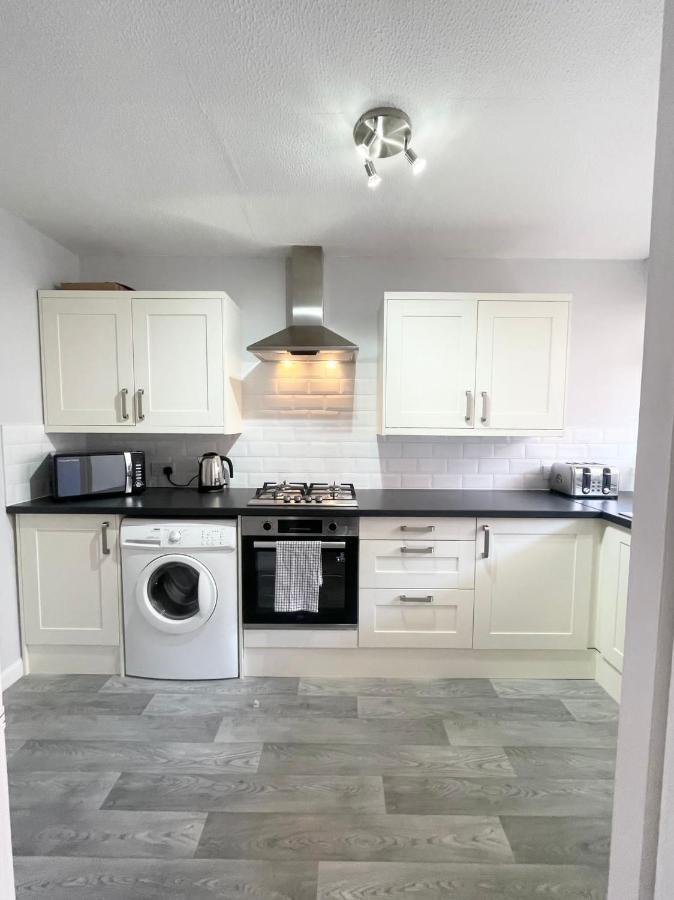 Best Price! Wonderful 2 Bedroom, 2 Superkings Or 4 Singles, Fantastic Location & Free Parking! Apartment Portsmouth