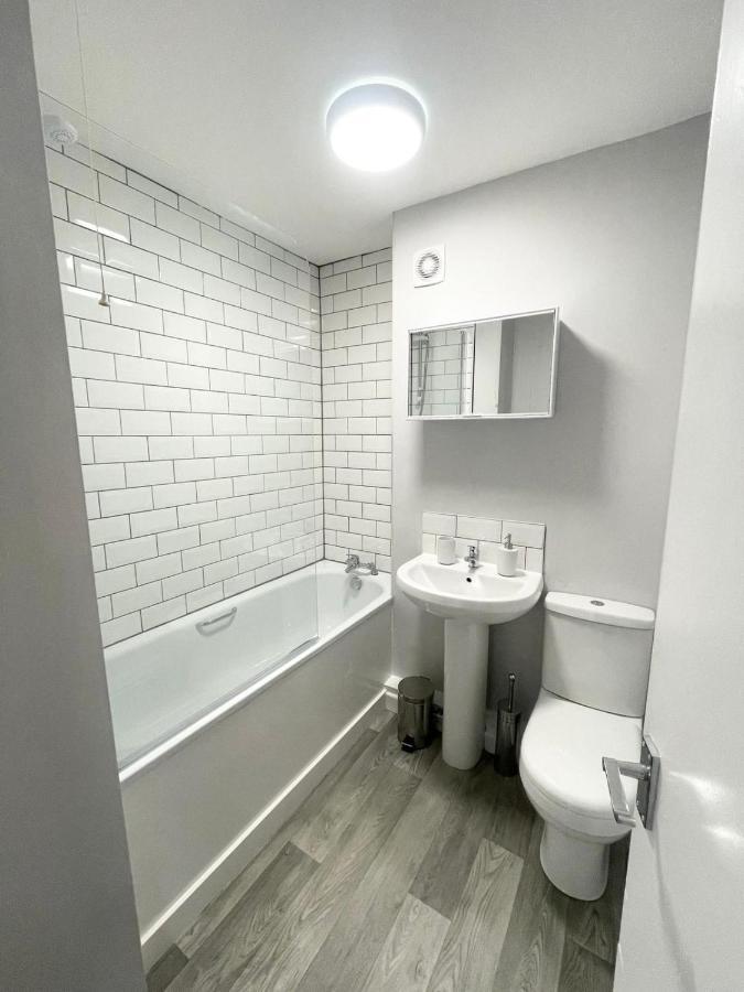 Best Price! Wonderful 2 Bedroom, 2 Superkings Or 4 Singles, Fantastic Location & Free Parking! Apartment Portsmouth