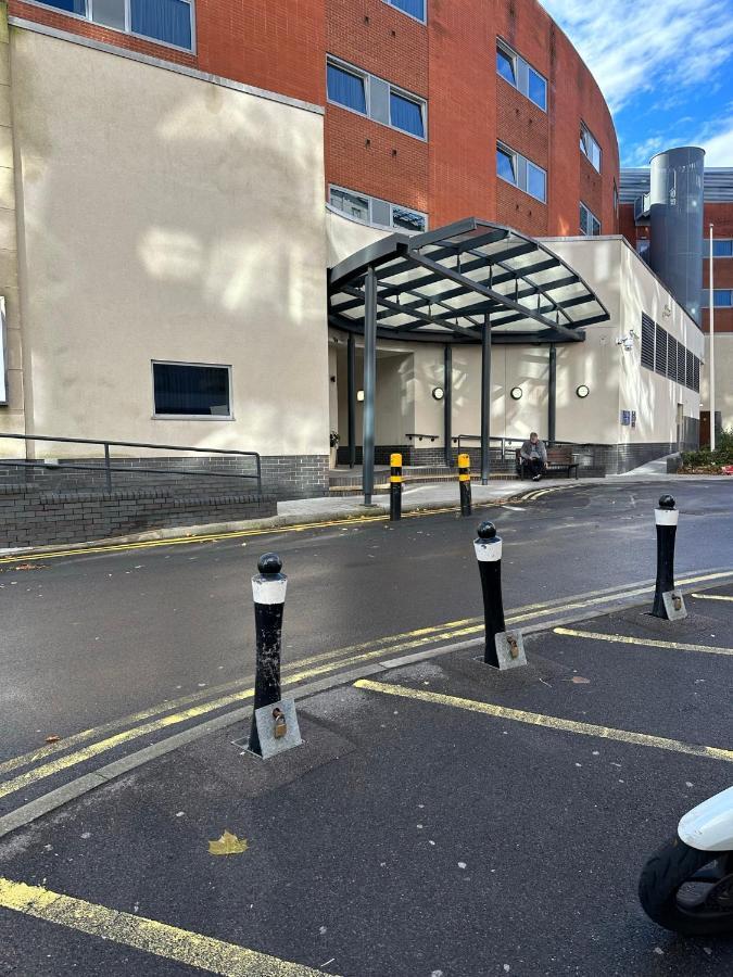 Flat With Free Parking In Gunwharf Quays Apartment