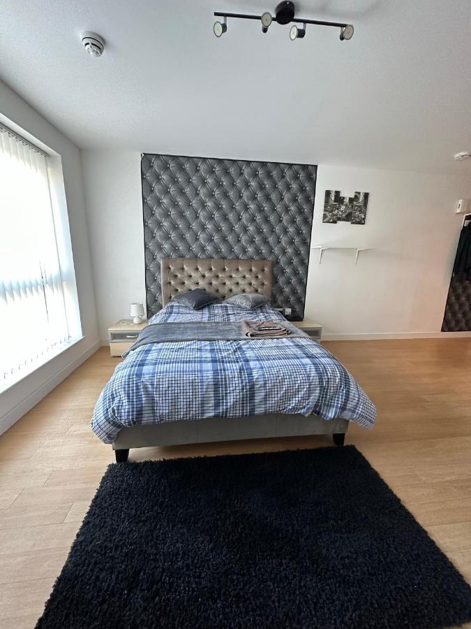 Flat With Free Parking In Gunwharf Quays Apartment *