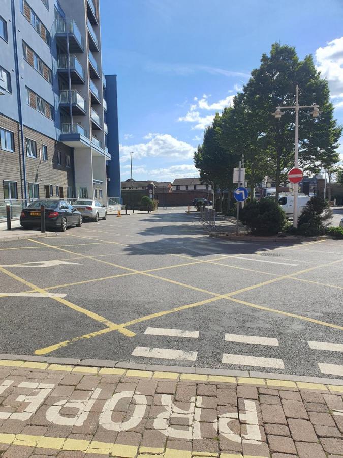 Flat With Free Parking In Gunwharf Quays Apartment *