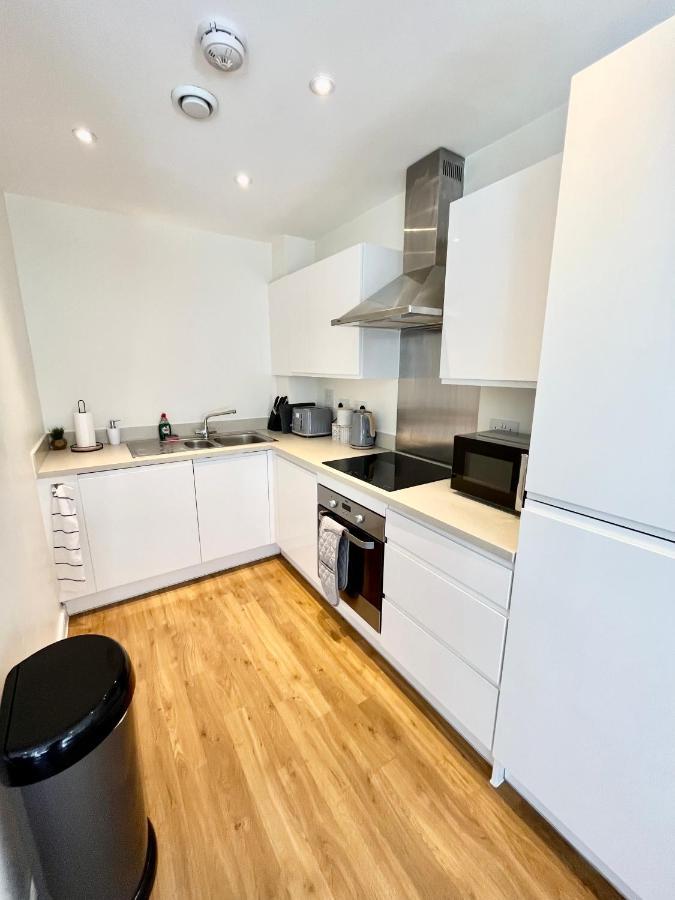 Modern Quayside Apartment: Historic Dockyard Views & Amenities