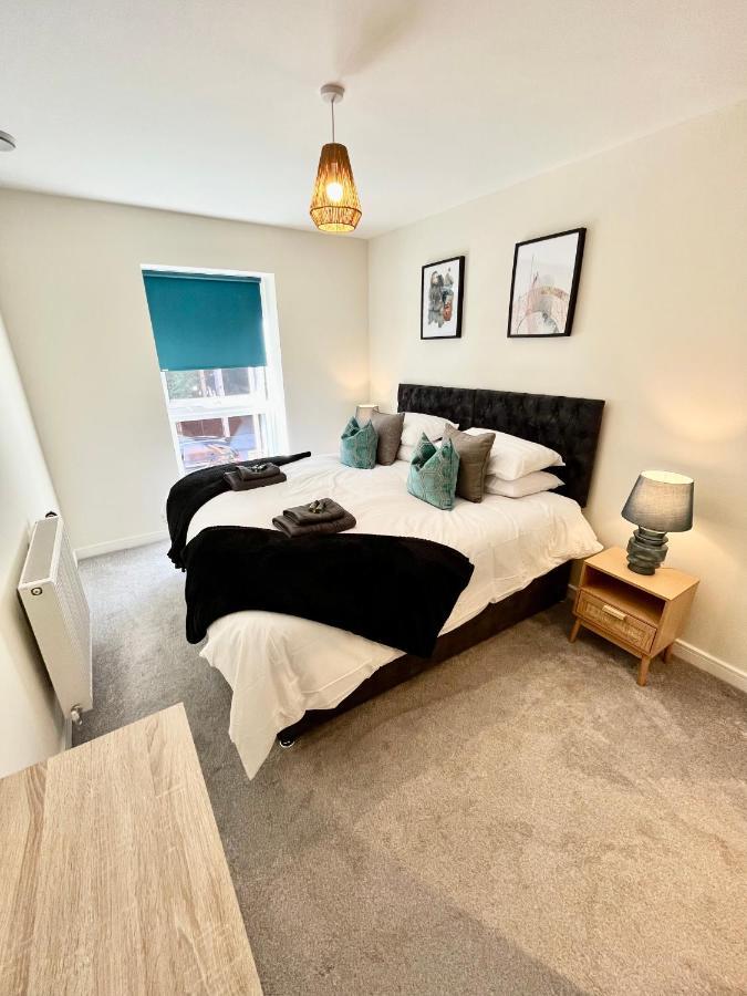 Modern Quayside Apartment: Historic Dockyard Views & Amenities *