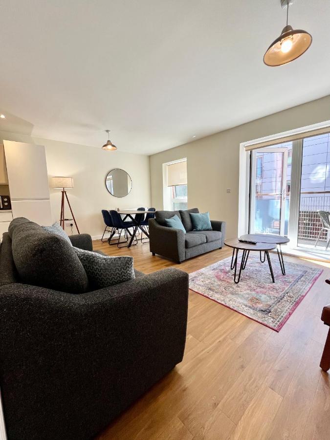 Modern Quayside Apartment: Historic Dockyard Views & Amenities Apartment *
