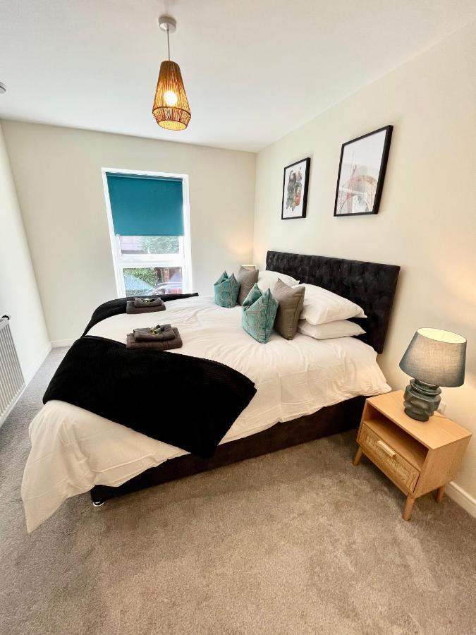 Apartment Modern Quayside Apartment: Historic Dockyard Views & Amenities