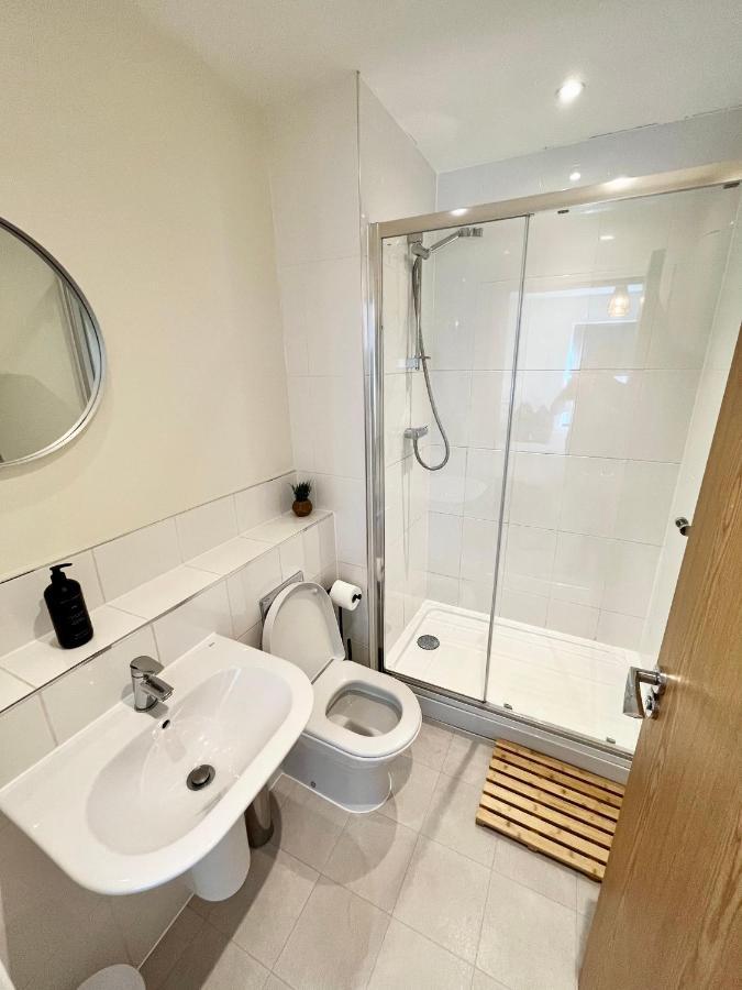 Modern Quayside Apartment: Historic Dockyard Views & Amenities * Portsmouth
