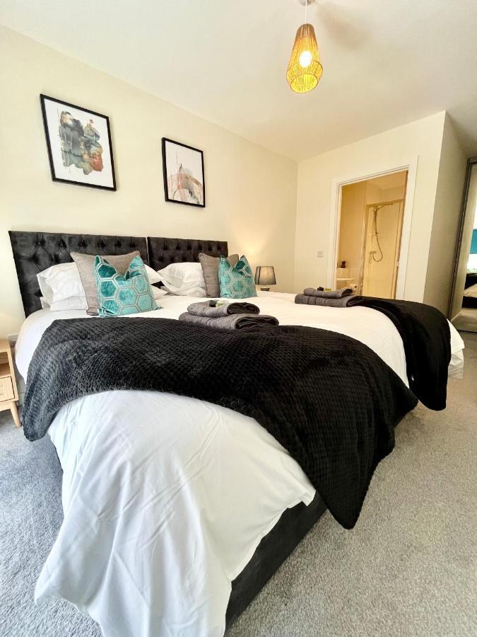 Modern Quayside Apartment: Historic Dockyard Views & Amenities Apartment *