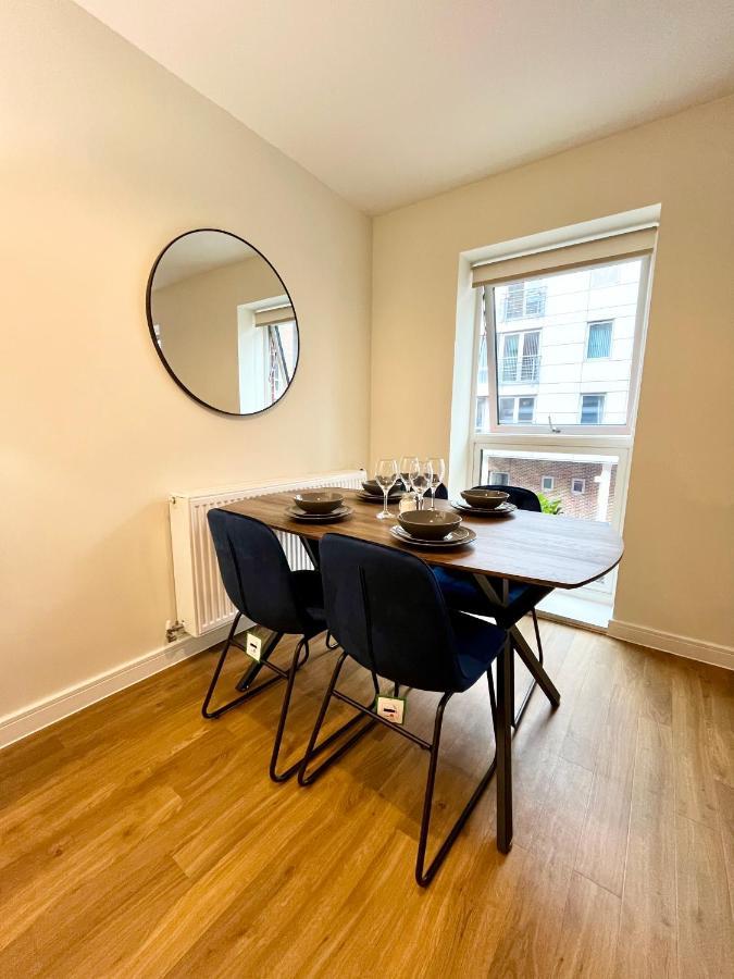 Apartment Modern Quayside Apartment: Historic Dockyard Views & Amenities *