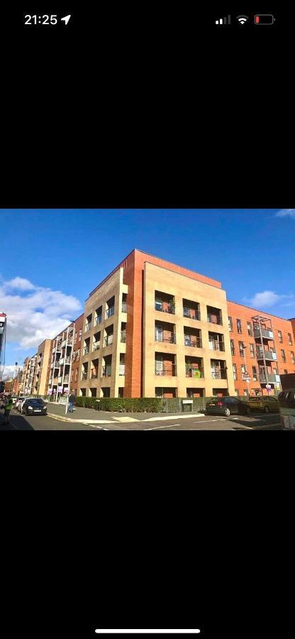 Apartment Modern Quayside Apartment: Historic Dockyard Views & Amenities