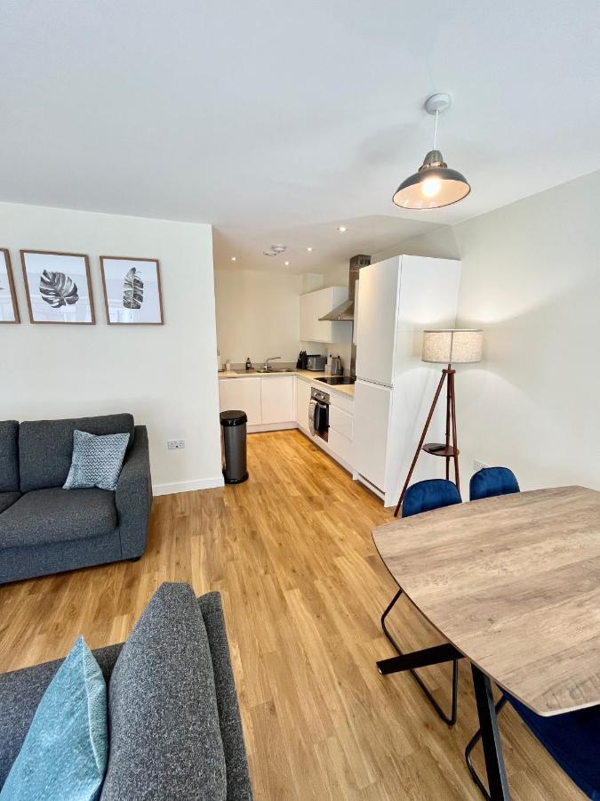 Apartment Modern Quayside Apartment: Historic Dockyard Views & Amenities