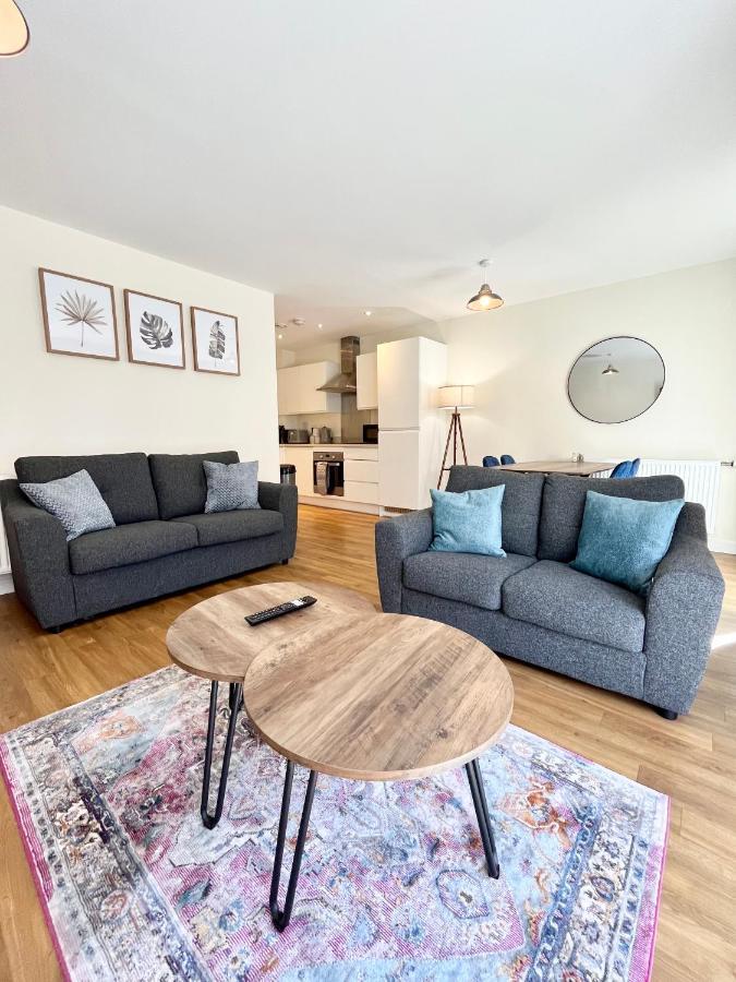 Modern Quayside Apartment: Historic Dockyard Views & Amenities Apartment Portsmouth
