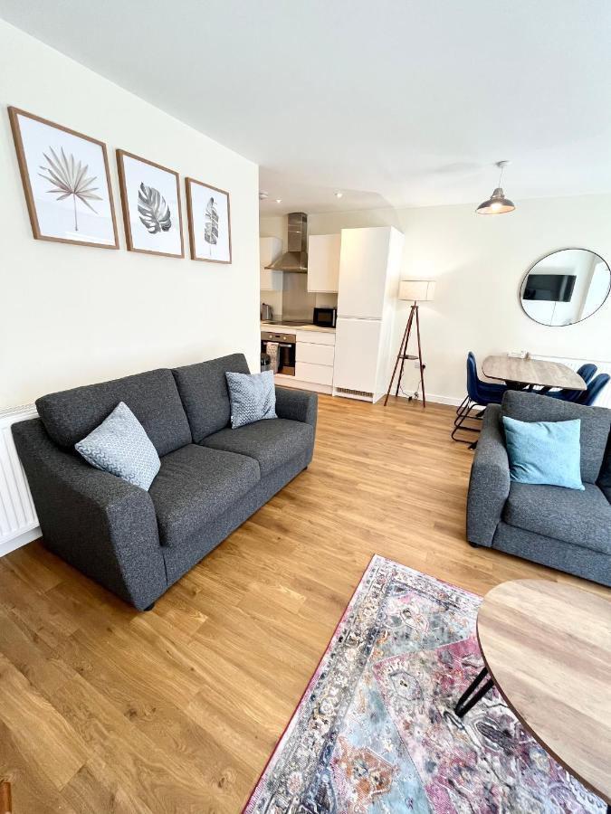 Modern Quayside Apartment: Historic Dockyard Views & Amenities Portsmouth