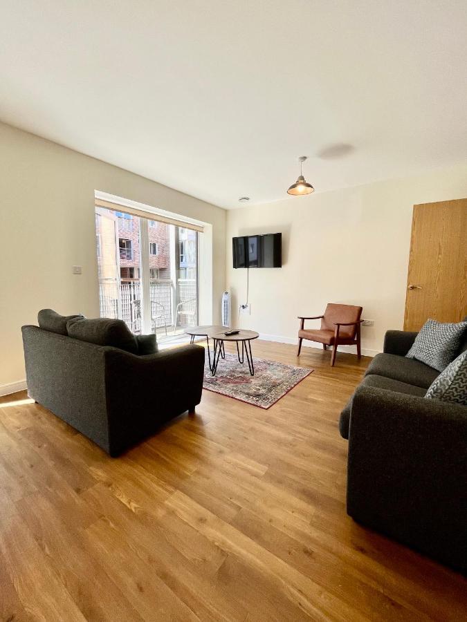 Modern Quayside Apartment: Historic Dockyard Views & Amenities Apartment *