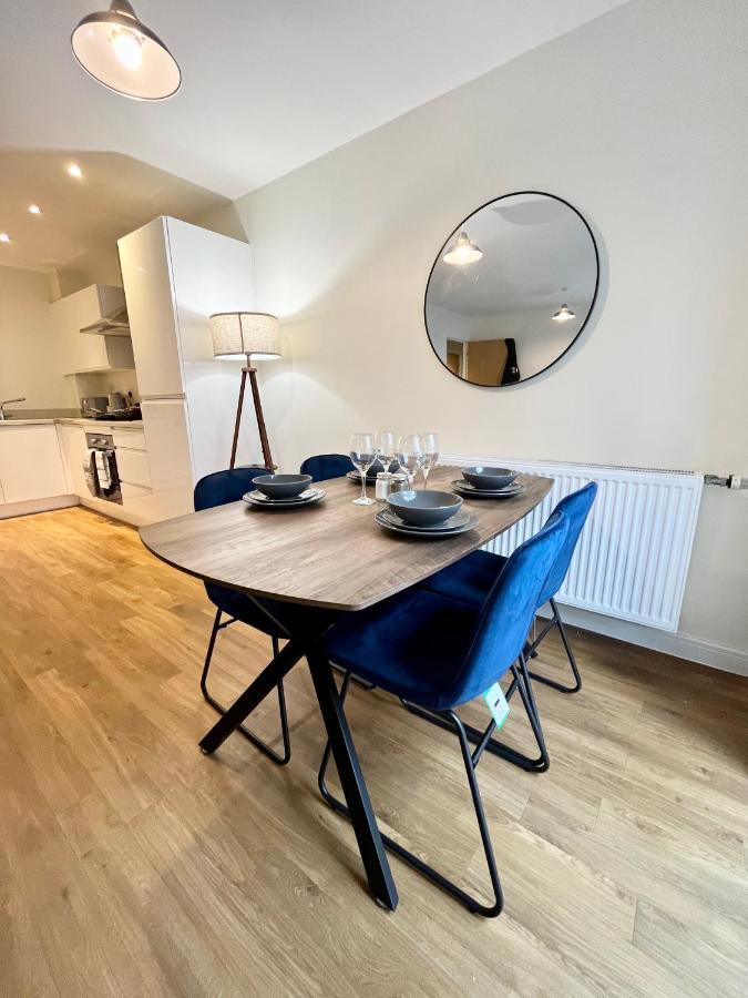 Modern Quayside Apartment: Historic Dockyard Views & Amenities Apartment Portsmouth