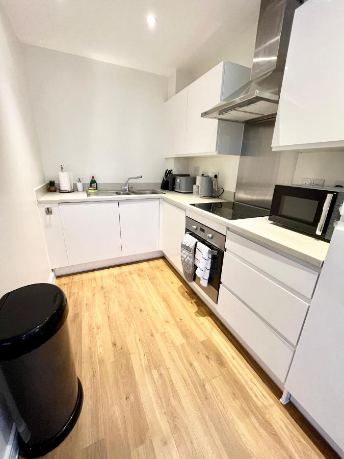 Modern Quayside Apartment: Historic Dockyard Views & Amenities Portsmouth