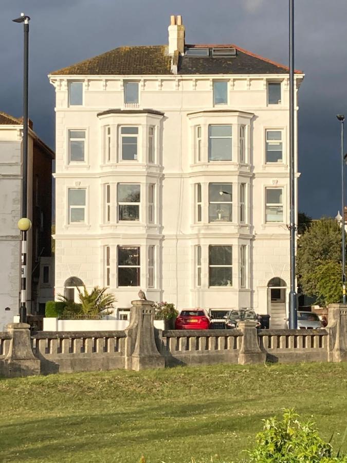 Southsea, - Two Bedroom - Newly Refurbished Throughout - Treetop Sea Views * Portsmouth