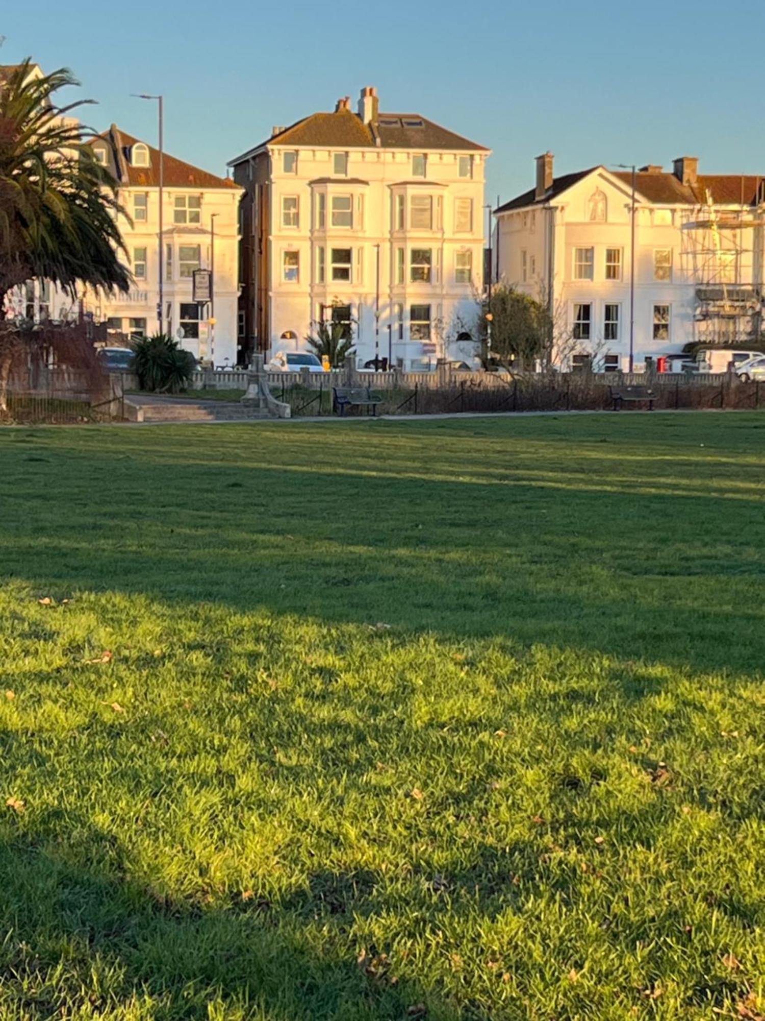Apartment Southsea, - Two Bedroom - Newly Refurbished Throughout - Treetop Sea Views Portsmouth