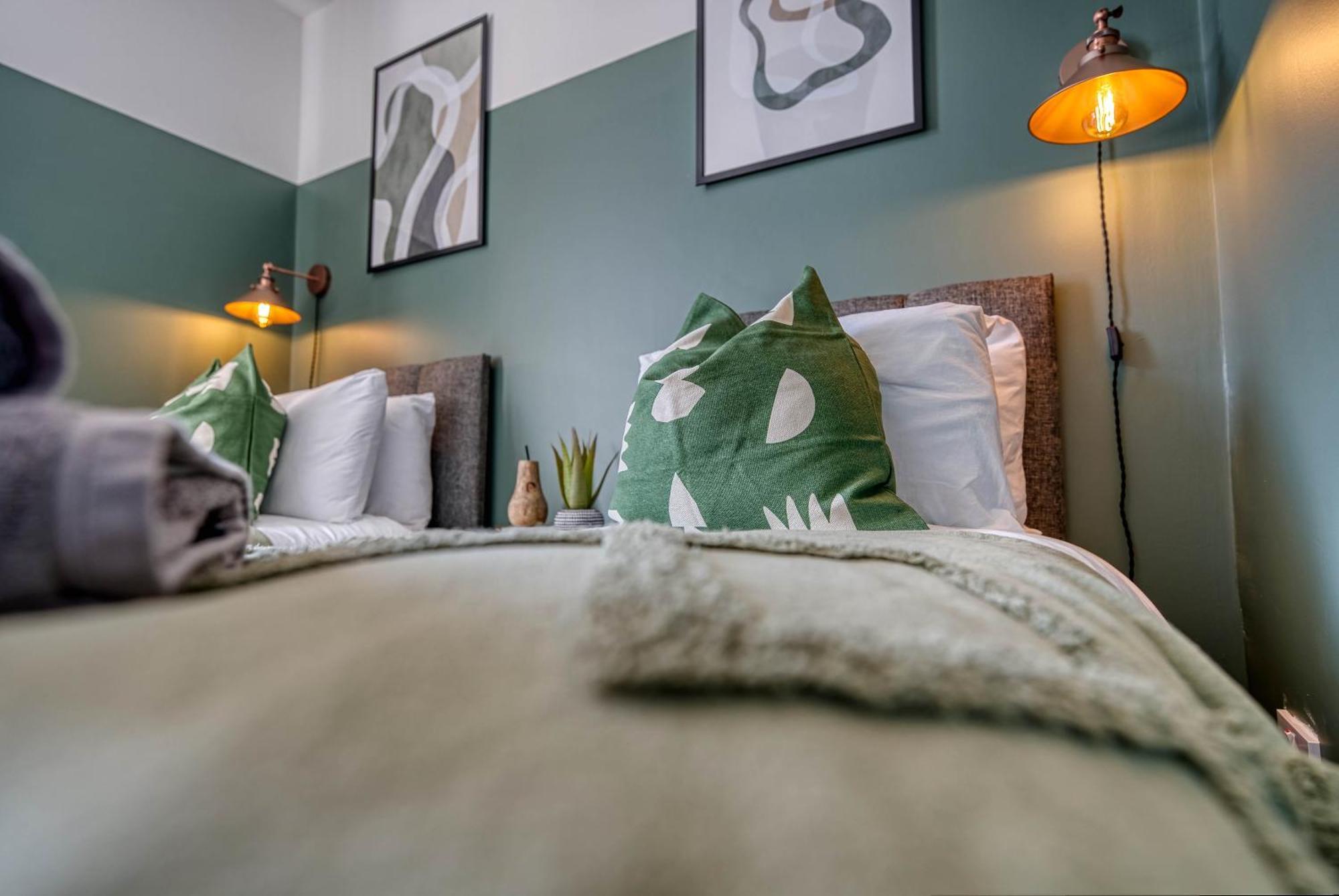3-br Modern Luxurious Townhouse , Sleeps 8, Location With Free On-street Parking Permit - Easter Special Offer!! - By Blue Puffin Holiday home *