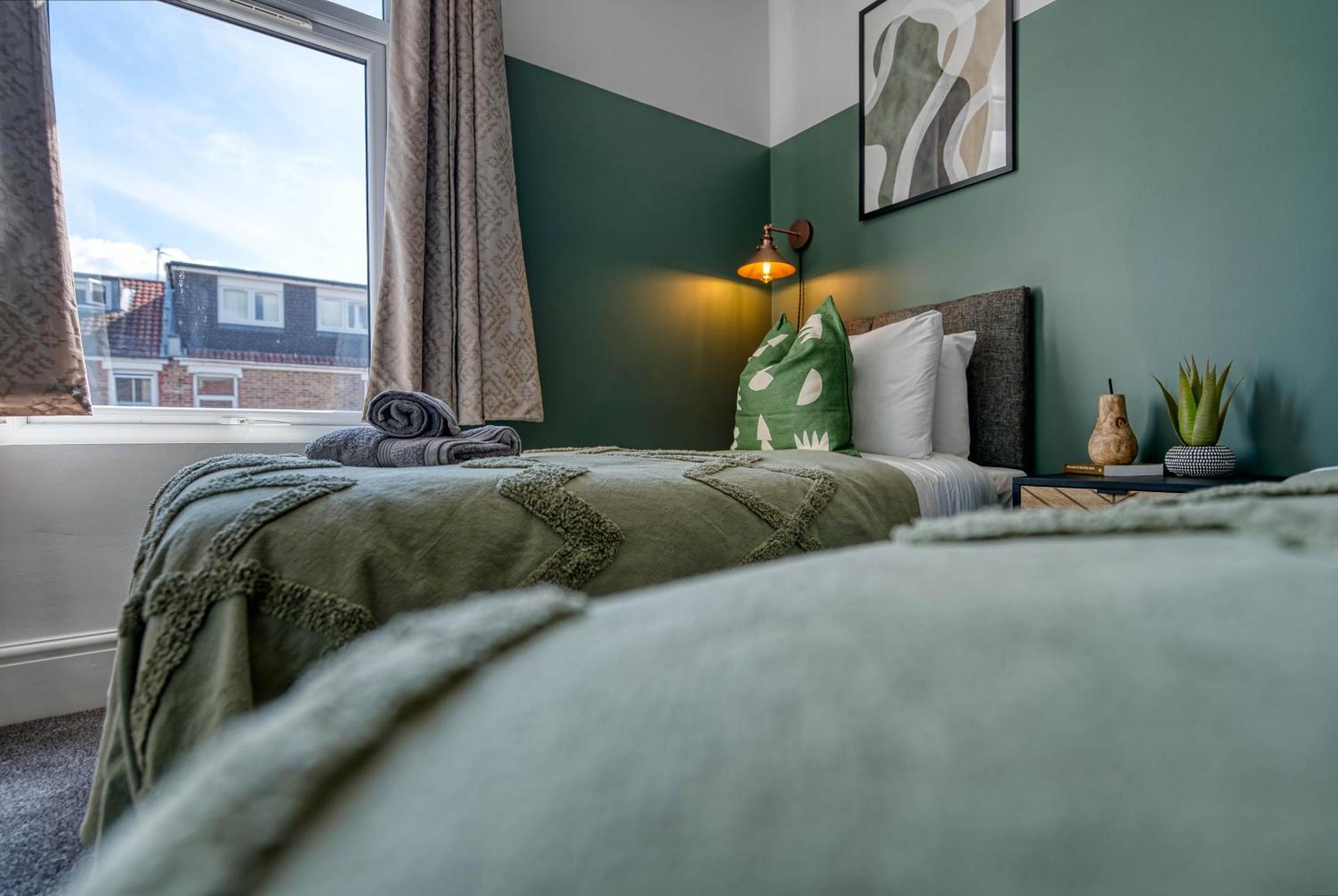 Holiday home 3-br Modern Luxurious Townhouse , Sleeps 8, Location With Free On-street Parking Permit - Easter Special Offer!! - By Blue Puffin Portsmouth