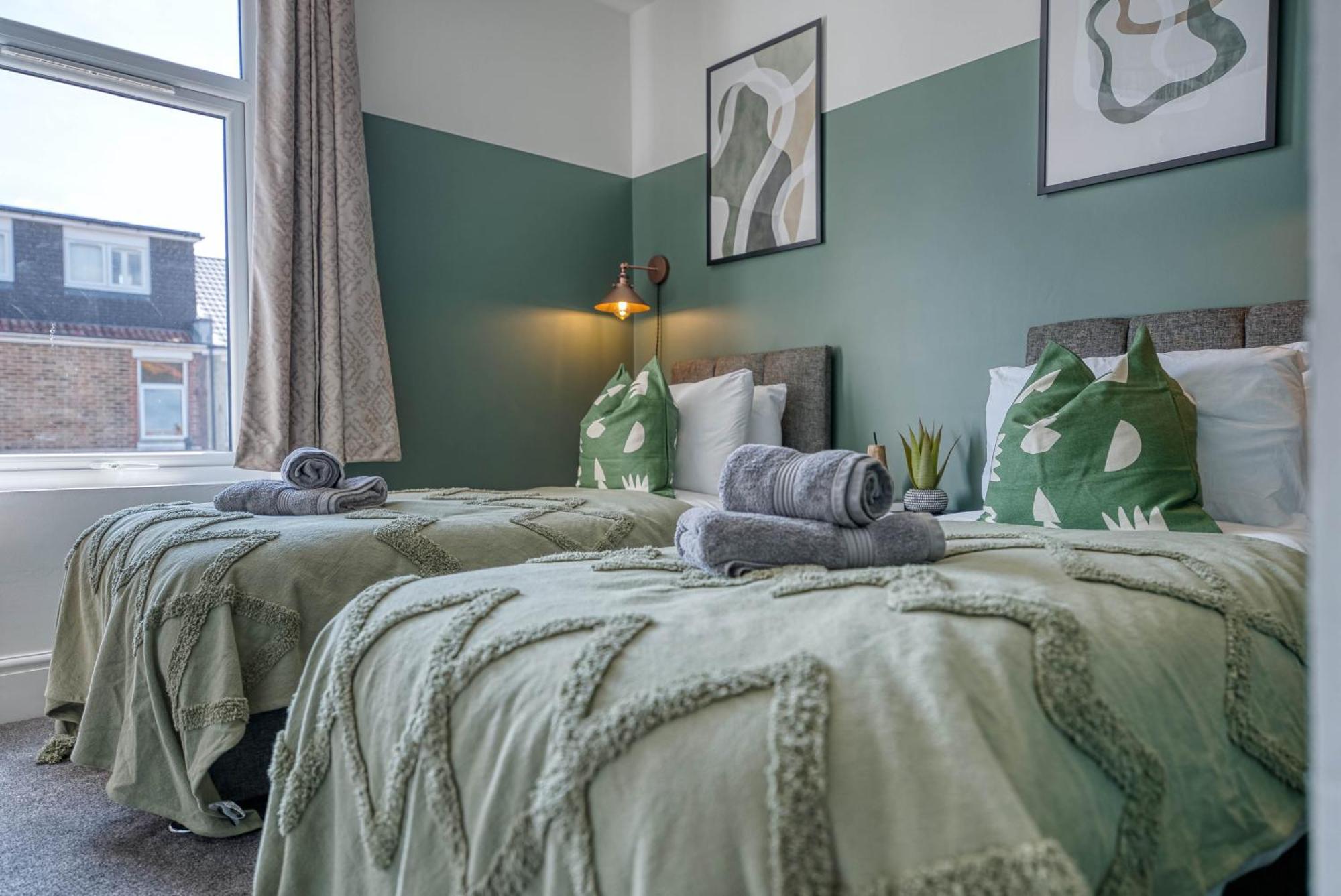 Holiday home 3-br Modern Luxurious Townhouse , Sleeps 8, Location With Free On-street Parking Permit - Easter Special Offer!! - By Blue Puffin Portsmouth