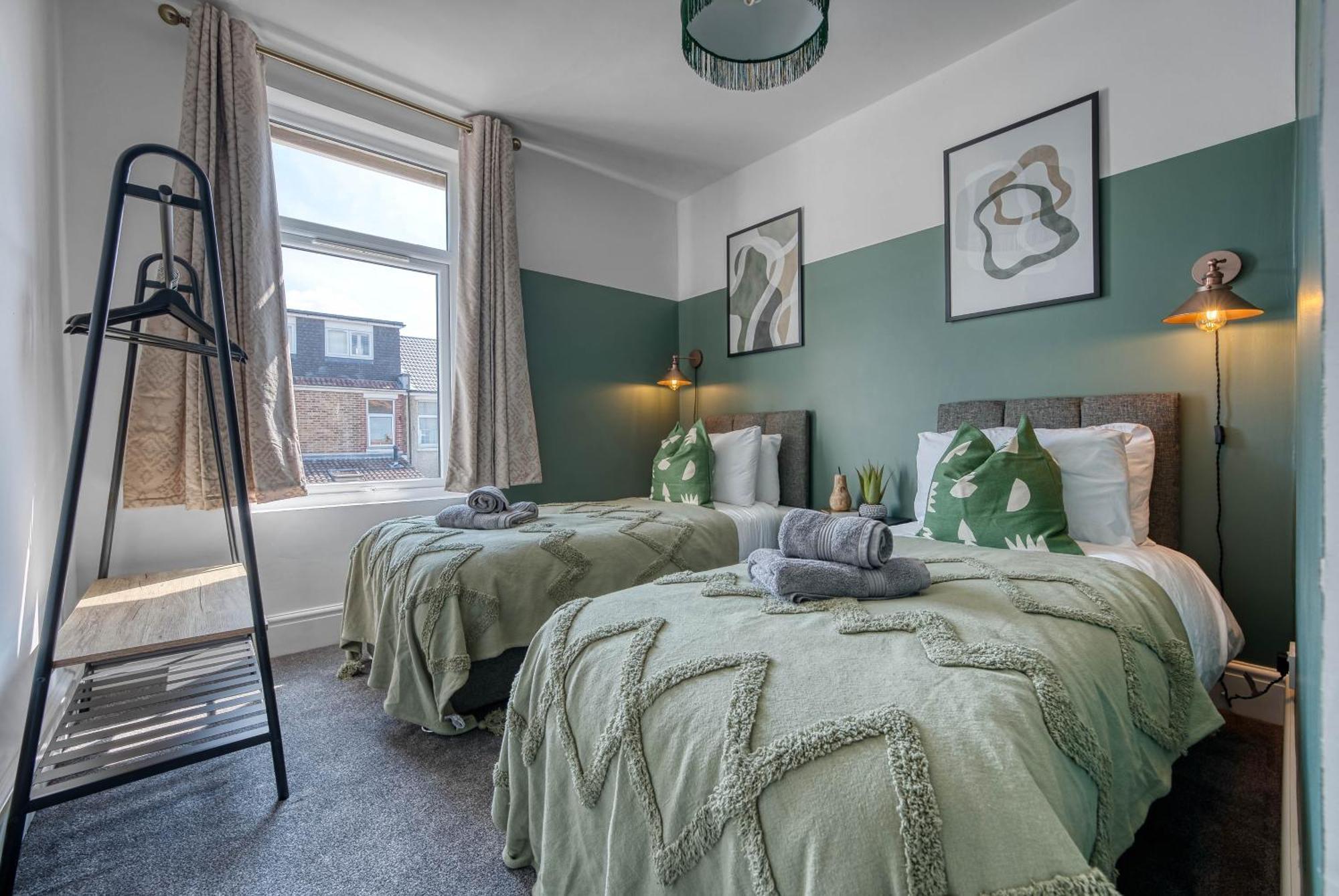 3-br Modern Luxurious Townhouse , Sleeps 8, Location With Free On-street Parking Permit - Easter Special Offer!! - By Blue Puffin * Portsmouth