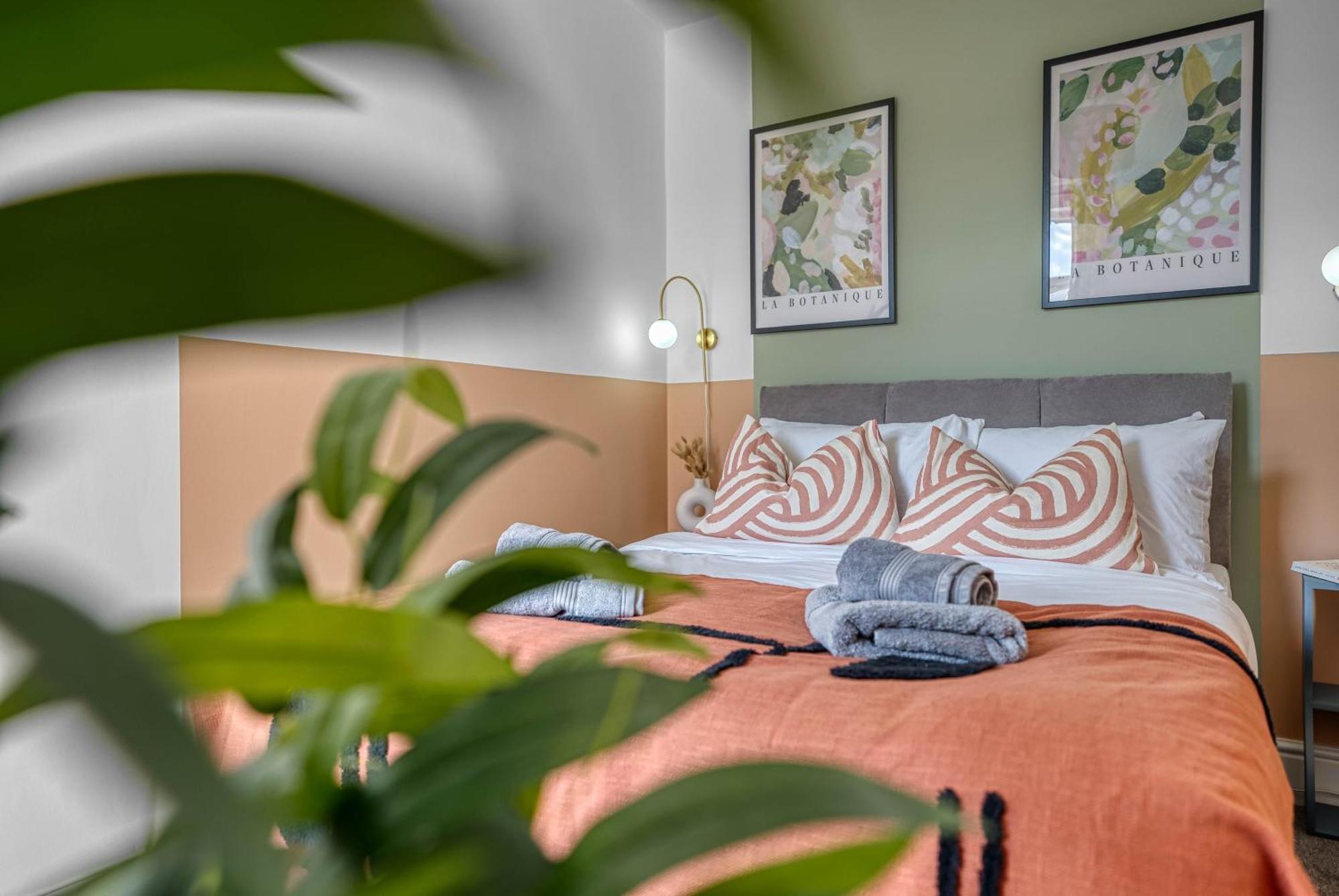 3-br Modern Luxurious Townhouse , Sleeps 8, Location With Free On-street Parking Permit - Easter Special Offer!! - By Blue Puffin Holiday home *