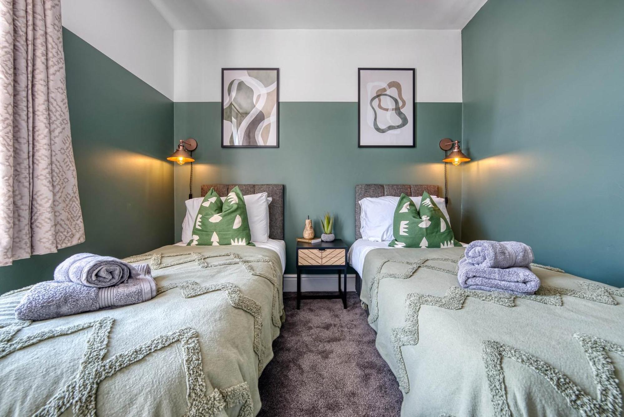Holiday home 3-br Modern Luxurious Townhouse , Sleeps 8, Location With Free On-street Parking Permit - Easter Special Offer!! - By Blue Puffin