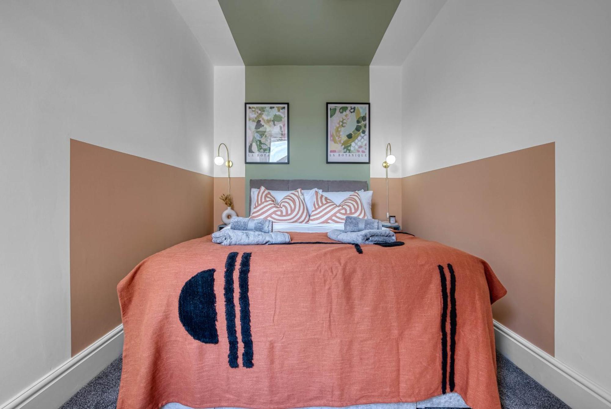 Holiday home 3-br Modern Luxurious Townhouse , Sleeps 8, Location With Free On-street Parking Permit - Easter Special Offer!! - By Blue Puffin *