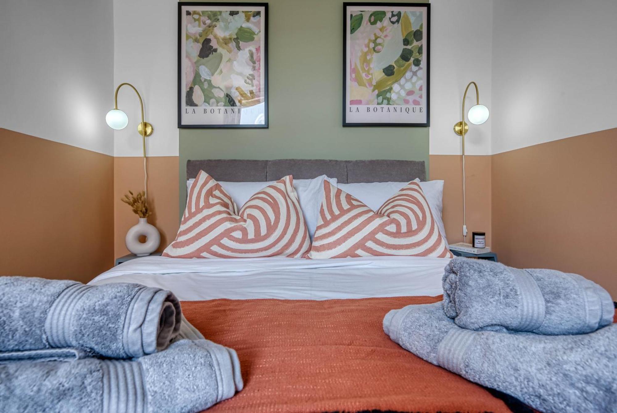 3-br Modern Luxurious Townhouse , Sleeps 8, Location With Free On-street Parking Permit - Easter Special Offer!! - By Blue Puffin *