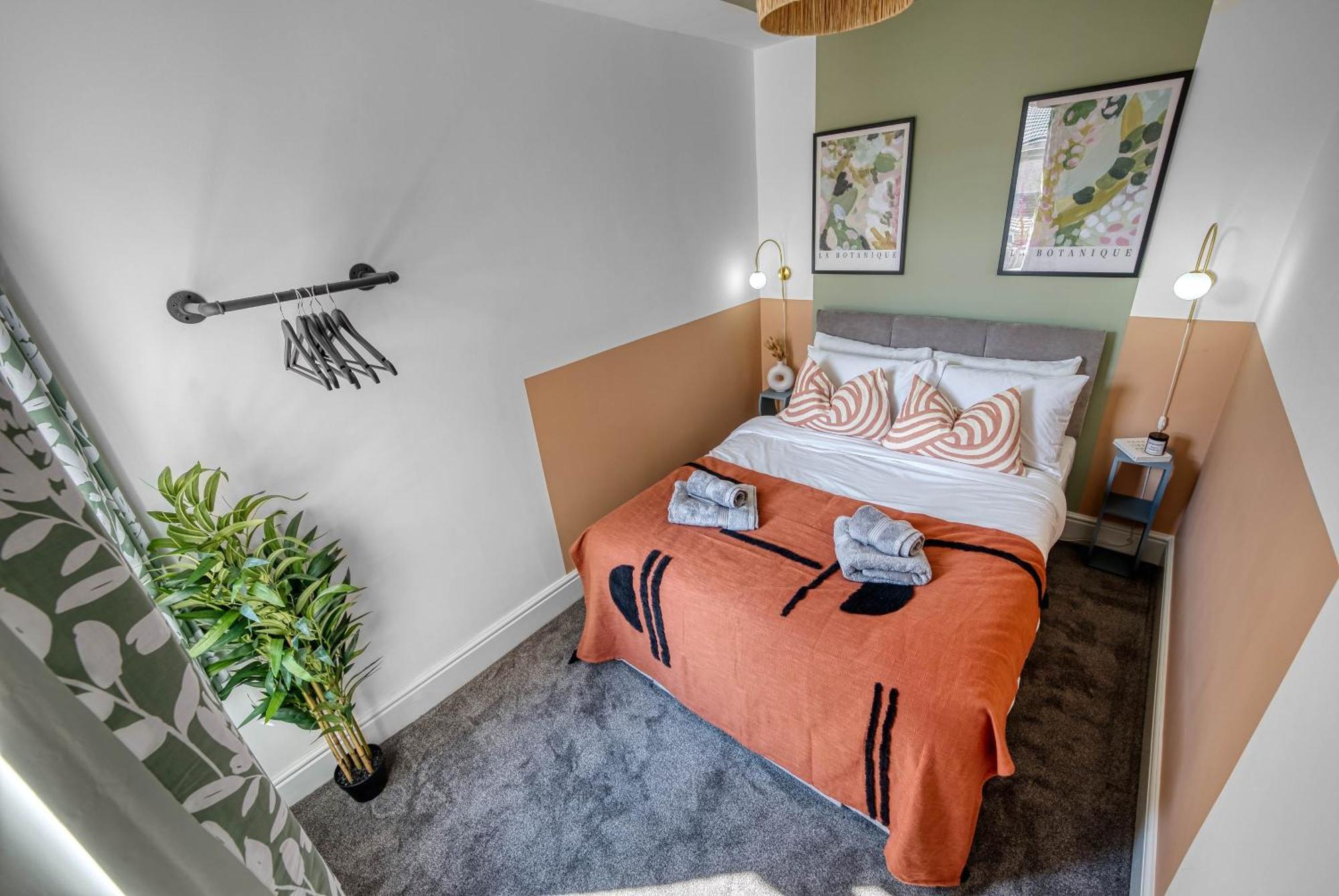 3-br Modern Luxurious Townhouse , Sleeps 8, Location With Free On-street Parking Permit - Easter Special Offer!! - By Blue Puffin * Portsmouth