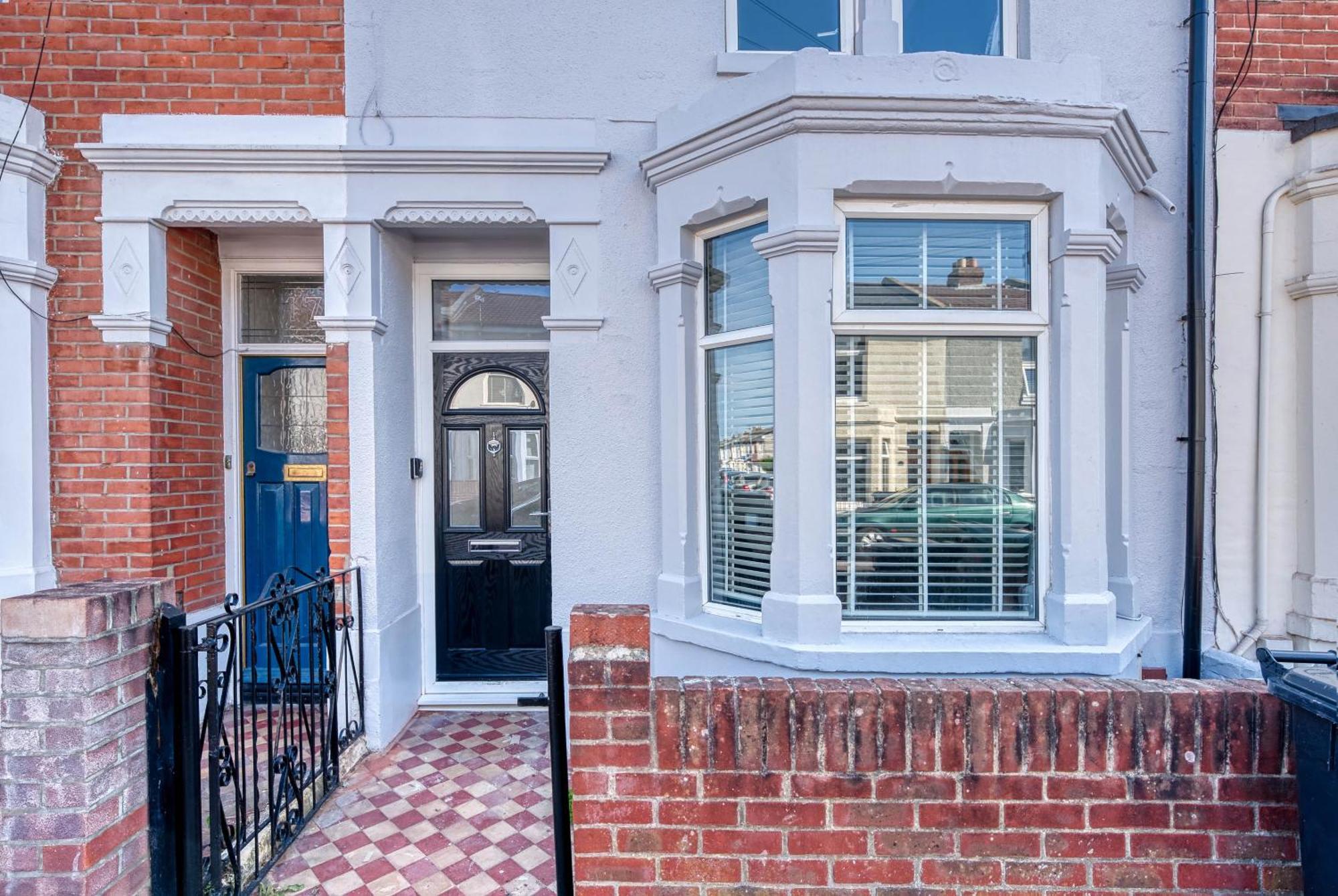 3-br Modern Luxurious Townhouse , Sleeps 8, Location With Free On-street Parking Permit - Easter Special Offer!! - By Blue Puffin * Portsmouth