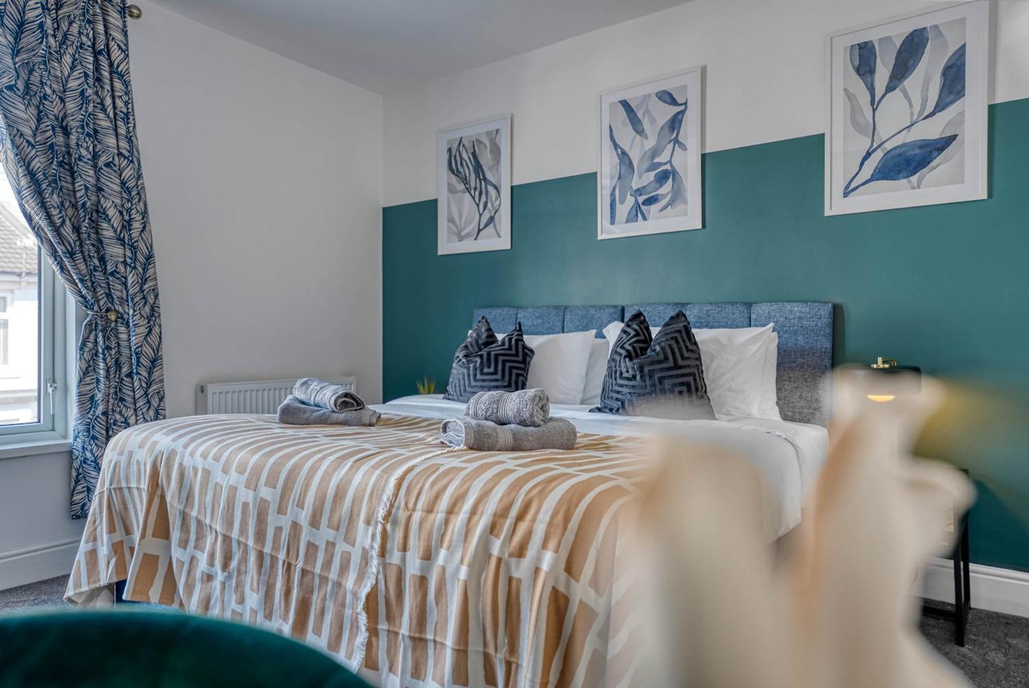 Holiday home 3-br Modern Luxurious Townhouse , Sleeps 8, Location With Free On-street Parking Permit - Easter Special Offer!! - By Blue Puffin *