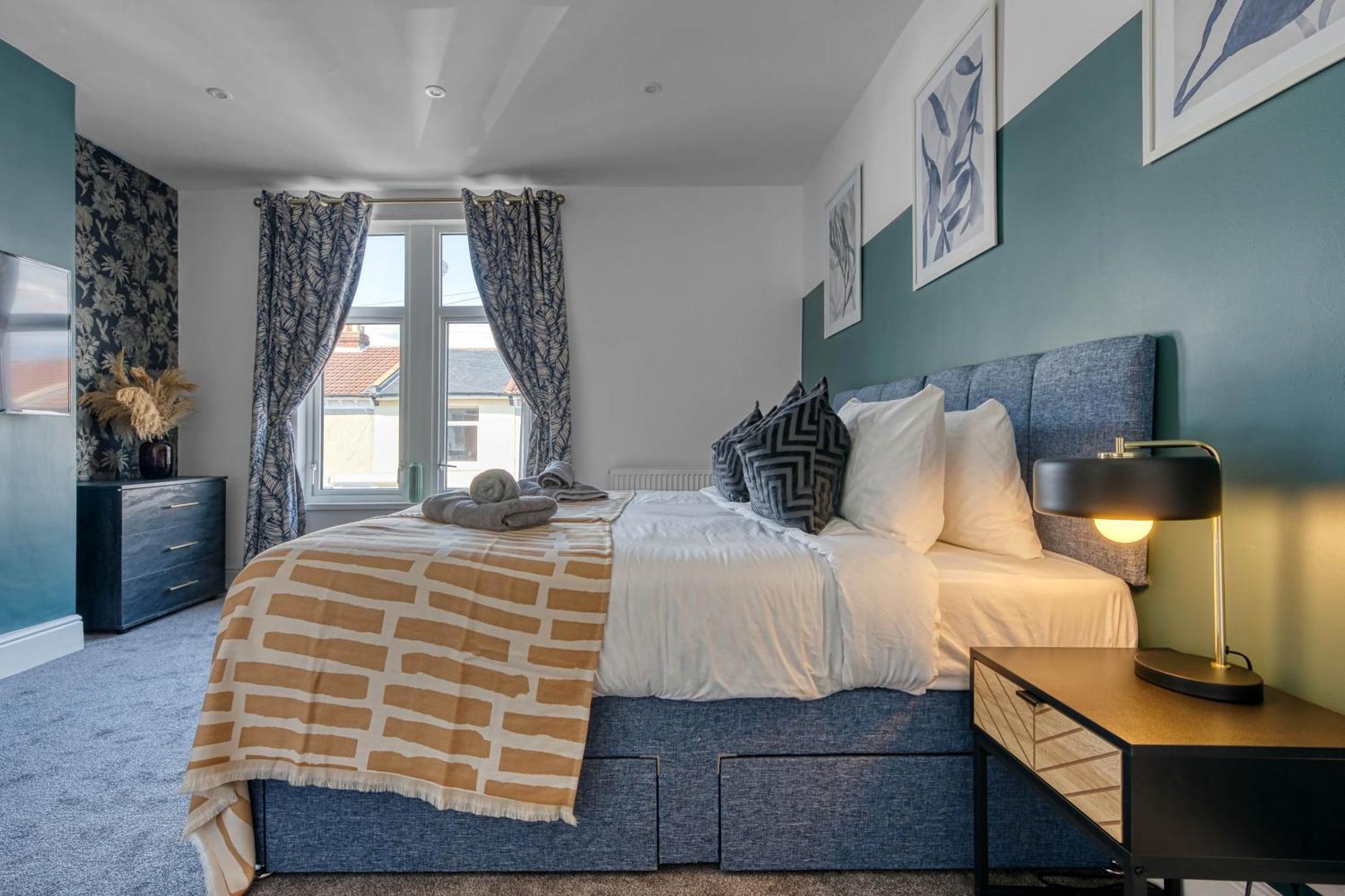 3-br Modern Luxurious Townhouse , Sleeps 8, Location With Free On-street Parking Permit - Easter Special Offer!! - By Blue Puffin *