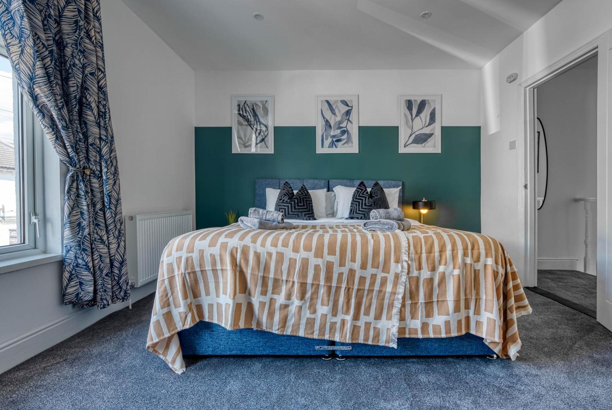 3-br Modern Luxurious Townhouse , Sleeps 8, Location With Free On-street Parking Permit - Easter Special Offer!! - By Blue Puffin