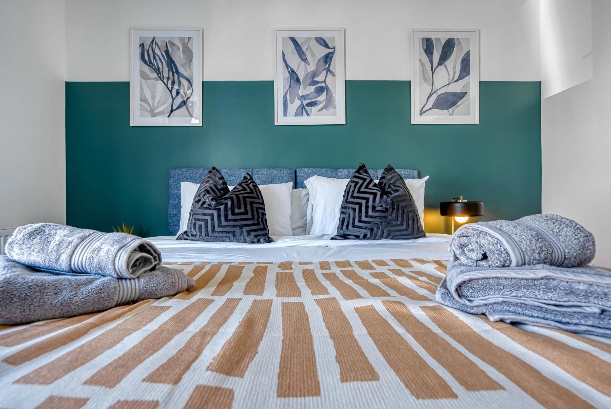 3-br Modern Luxurious Townhouse , Sleeps 8, Location With Free On-street Parking Permit - Easter Special Offer!! - By Blue Puffin Holiday home