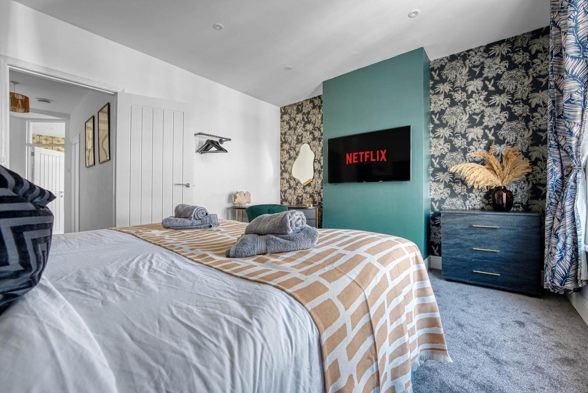 3-br Modern Luxurious Townhouse , Sleeps 8, Location With Free On-street Parking Permit - Easter Special Offer!! - By Blue Puffin