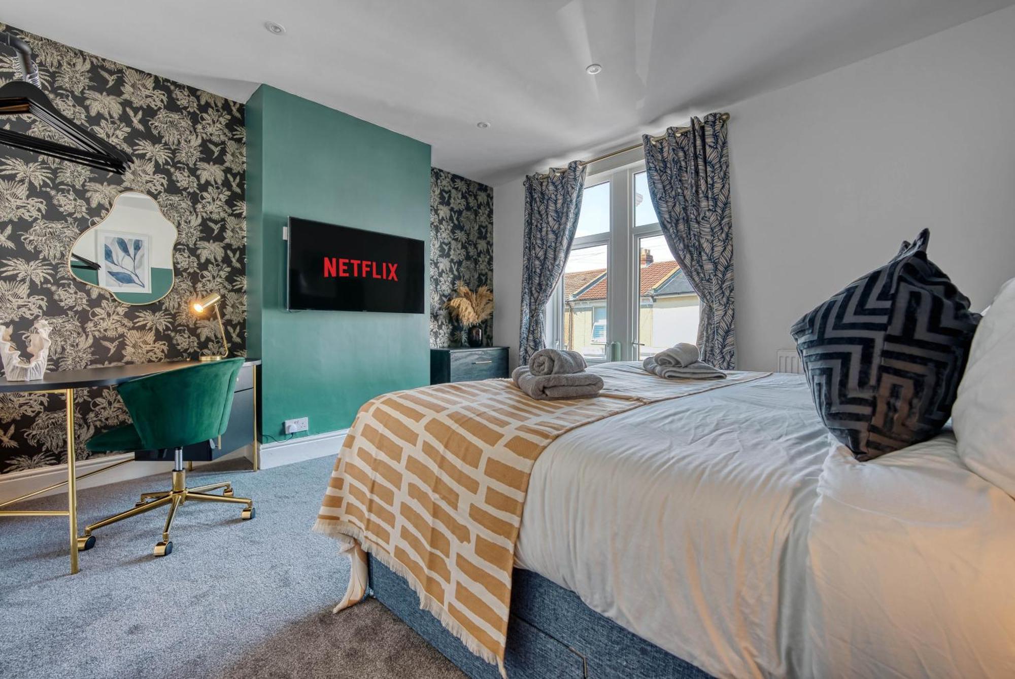 3-br Modern Luxurious Townhouse , Sleeps 8, Location With Free On-street Parking Permit - Easter Special Offer!! - By Blue Puffin Portsmouth