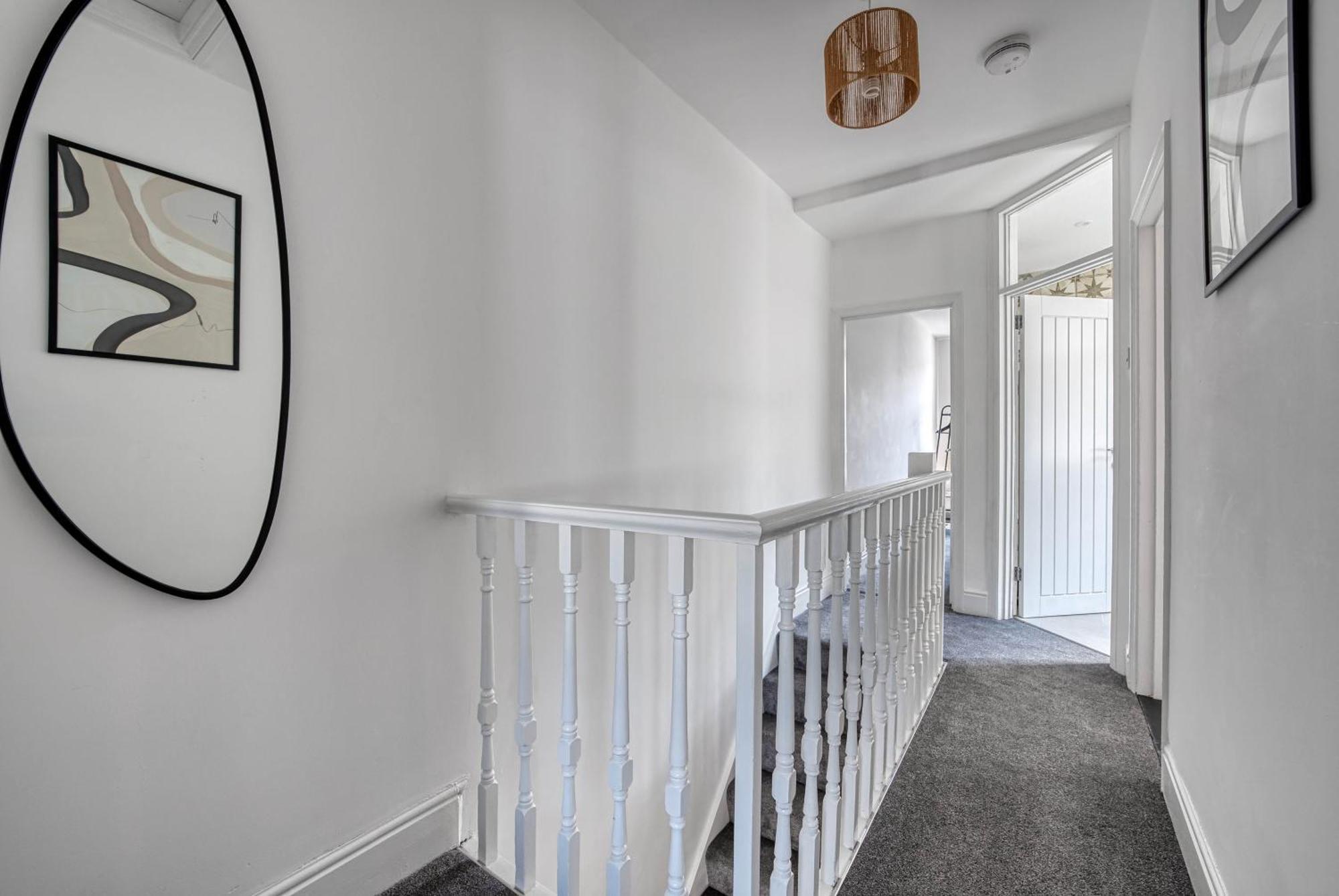 3-br Modern Luxurious Townhouse , Sleeps 8, Location With Free On-street Parking Permit - Easter Special Offer!! - By Blue Puffin Holiday home *