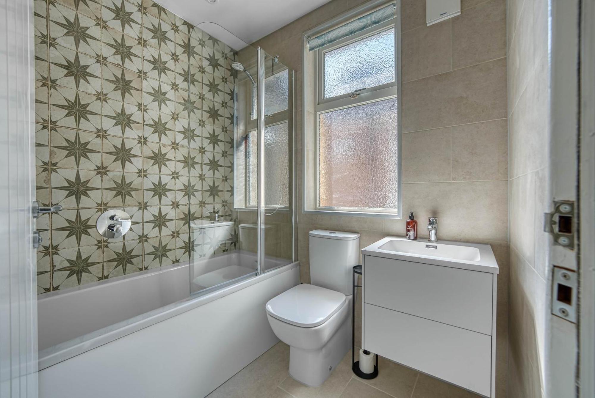 3-br Modern Luxurious Townhouse , Sleeps 8, Location With Free On-street Parking Permit - Easter Special Offer!! - By Blue Puffin Holiday home Portsmouth