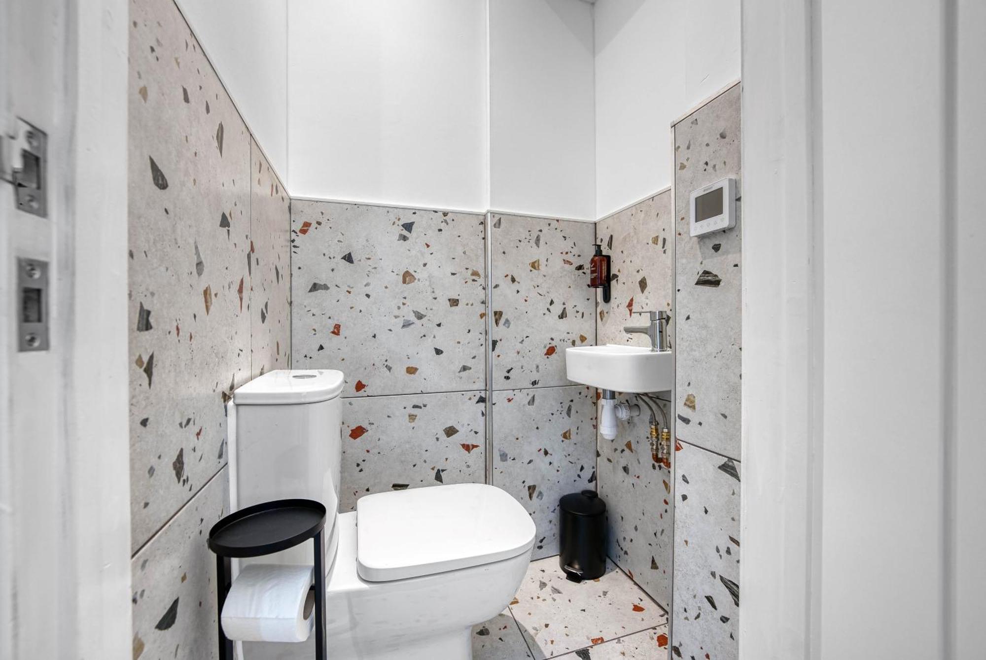 3-br Modern Luxurious Townhouse , Sleeps 8, Location With Free On-street Parking Permit - Easter Special Offer!! - By Blue Puffin Holiday home Portsmouth