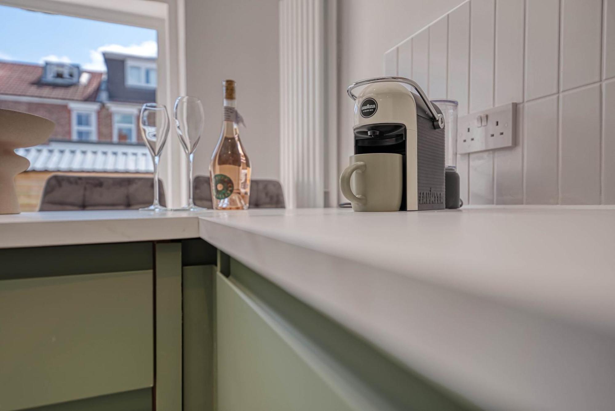 3-br Modern Luxurious Townhouse , Sleeps 8, Location With Free On-street Parking Permit - Easter Special Offer!! - By Blue Puffin * Portsmouth